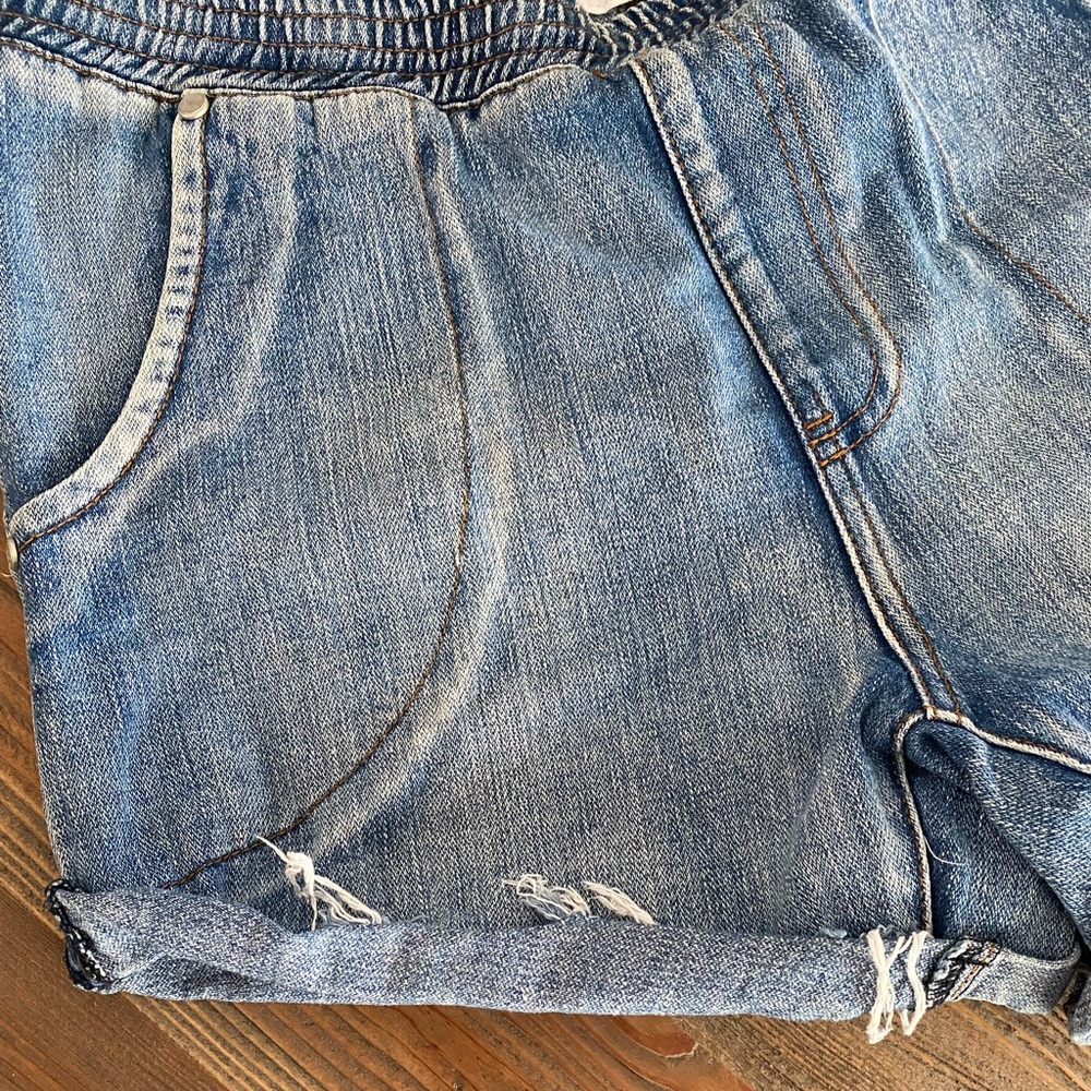 One Teaspoon Light Wash Denim Rolled Hem Jean Shorts - Picture 10 of 14